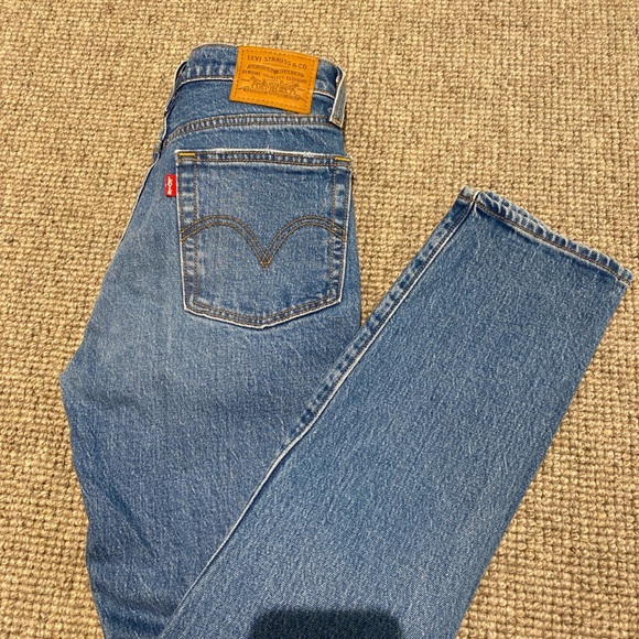 Levi’s Wedgie Size 24 Ripped - Picture 2 of 3